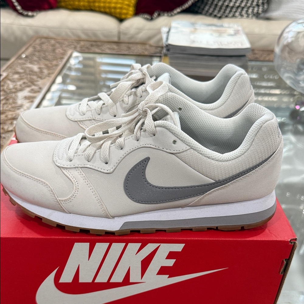 Nike Women's MD Runner 2 Sneakers EXCELLENT CONDITION - Picture 3 of 8